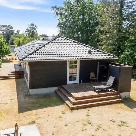 Auke - 100m From The Sea By Interhome *